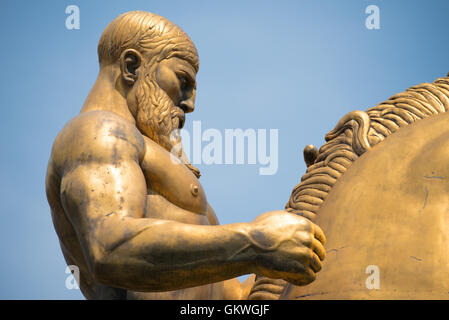 WASHINGTON, DC - die Statue, die Tapferkeit, die Teil der Kunst des Krieges und des Friedens, eine Sammlung von vier Bronzestatuen in Ost und West Potomac Parks ist. Die Kunst des Krieges stand am östlichen Ende der Arlington Memorial Bridge vor dem Lincoln Memorial. Die Kunst des Friedens stehen nur in den Norden. Die Art-Deco-Kunst des Krieges wurden von amerikanischen Bildhauer Leo Friedlander geschnitzt. Stockfoto