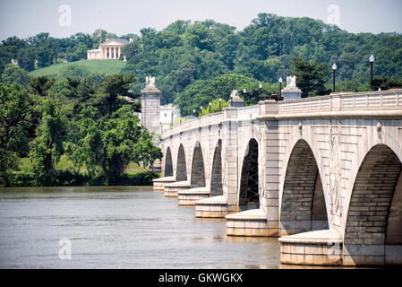 WASHINGTON, DC - ein Blick über den Potomac River in Arlington Memorial Bridge, Blick von der Washington DC-Seite in Richtung Lee House (Arlington House) auf dem gegenüberliegenden Ufer in Arlington Staatsangehörig-Kirchhof. Stockfoto