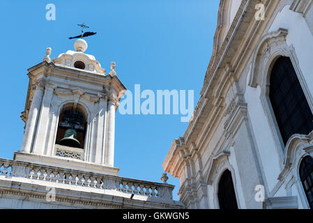 Igreja e Convento da Graca Glockenturm Lissabon Portugal / LISSABON, Portugal — der Glockenturm der Kirche und des Gnadenkonvents (Igreja e Convento da Graca) erhebt sich über einer der auf einem Hügel gelegenen Gemeinden Lissabons, ein herausragendes Merkmal dieses historischen religiösen Komplexes aus dem 13. Jahrhundert. Der Komplex ist ein bedeutendes Beispiel portugiesischer religiöser Architektur, dessen Formen durch aufeinanderfolgende Bauphasen und Renovierungsarbeiten geformt wurden. Von der erhöhten Lage aus haben die Kirche und das Kloster einen Panoramablick über den Tejo und das Stadtbild von Lissabon. Stockfoto