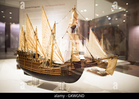 LISSABON, Portugal - ein Modell eines quadratischen Karavels aus dem frühen 16. Jahrhundert. Das Museu de Marinha (Maritime Museum of Navy Museum) konzentriert sich auf die portugiesische maritime Geschichte. Es bietet Ausstellungen über Portugals Zeitalter der Entdeckung, die portugiesische Marine, Handels- und Freizeitschifffahrt und, in einem großen Anbau, Lastkähne und Wasserflugzeuge. Es befindet sich im Stadtviertel Belem von Lissabon und nimmt teilweise einen Flügel des Klosters Jerónimos ein. Der Eingang erfolgt durch eine Kapelle, die Henry der Navigator als Ort errichtet hatte, an dem abfahrende Reisende vor dem Segel eine Messe ablegten. Das Museum hat ihn besetzt Stockfoto