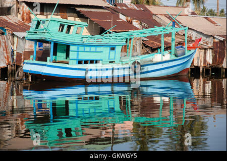 Blauen Fischerboot angedockt am Fluss Stockfoto