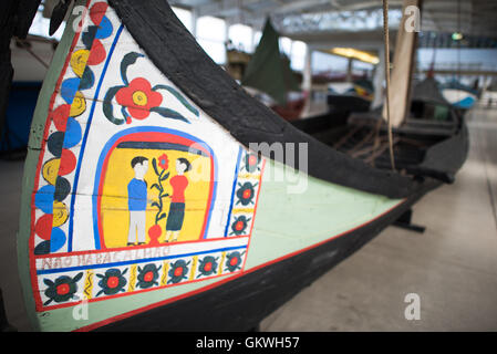 LISSABON, Portugal – das Moliceiro, ein Boot, das in der Mündung von Aveiro zum Sammeln und Transportieren von Seetang und sargasso verwendet wird. Sie wurde 1964 in Pardilho, Estarreja, von Henrique Ferreira da Costa erbaut. Das Museu de Marinha (Maritime Museum of Navy Museum) konzentriert sich auf die portugiesische maritime Geschichte. Es bietet Ausstellungen über Portugals Zeitalter der Entdeckung, die portugiesische Marine, Handels- und Freizeitschifffahrt und, in einem großen Anbau, Lastkähne und Wasserflugzeuge. Es befindet sich im Stadtviertel Belem von Lissabon und nimmt teilweise einen Flügel des Klosters Jerónimos ein. Der Eingang ist durch eine Kapelle, die Henry der Naviga führt Stockfoto