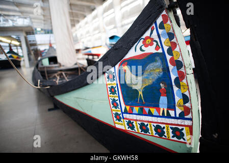 LISSABON, Portugal – das Moliceiro, ein Boot, das in der Mündung von Aveiro zum Sammeln und Transportieren von Seetang und sargasso verwendet wird. Sie wurde 1964 in Pardilho, Estarreja, von Henrique Ferreira da Costa erbaut. Das Museu de Marinha (Maritime Museum of Navy Museum) konzentriert sich auf die portugiesische maritime Geschichte. Es bietet Ausstellungen über Portugals Zeitalter der Entdeckung, die portugiesische Marine, Handels- und Freizeitschifffahrt und, in einem großen Anbau, Lastkähne und Wasserflugzeuge. Es befindet sich im Stadtviertel Belem von Lissabon und nimmt teilweise einen Flügel des Klosters Jerónimos ein. Der Eingang ist durch eine Kapelle, die Henry der Naviga führt Stockfoto