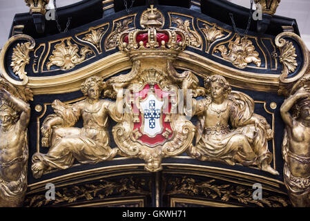 LISSABON, Portugal – das dekorierte Heck des Königlichen Barges (Bergantim Real) wurde 1778 auf Befehl von Königin Maria I. in Lissabon für die Verlobung von Prinz Joao, später König Joao VI., erbaut Sie war mit 80 Rudermännern, 1 Coxswain und 1 bowman besetzt. Das letzte Mal, als sie im Dienst war, transportierte sie Königin Elizabeth II. Auf dem Fluss Tejo während ihres Besuchs im Jahr 1957. Das Museu de Marinha (Maritime Museum of Navy Museum) konzentriert sich auf die portugiesische maritime Geschichte. Es bietet Ausstellungen über Portugals Zeitalter der Entdeckung, die portugiesische Marine, Handels- und Freizeitschifffahrt und, in einem großen Anbau, Schiffe und so Stockfoto