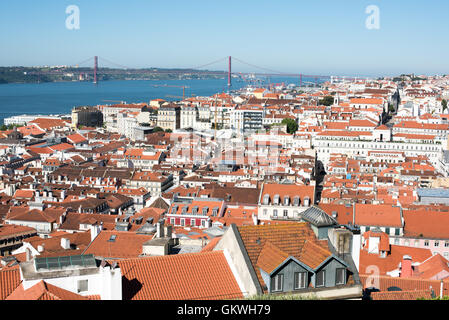 LISSABON, Portugal – Blick auf die Stadt Lissabon und den Fluss Tejo, von den Mauern des Schlosses aus nach Westen. Hoch oben auf einem Hügel mit Blick auf das Zentrum von Lissabon, ist die Burg São Jorge (oder Castelo de São Jorge oder St. George Castle) eine maurische Burg. Befestigungen existieren hier seit Tausenden von Jahren, und die heutigen markanten Mauern stammen aus dem 14. Jahrhundert. Stockfoto