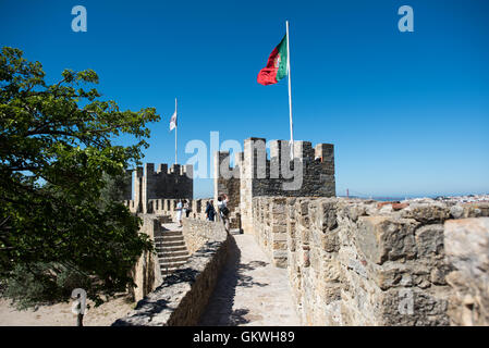 São Jorge Castle Mauern Lissabon Portugal // LISSABON, Portugal - das Schloss São Jorge (oder Castelo de São Jorge) ist eine maurische Burg. Befestigungen existieren hier seit Tausenden von Jahren, und die heutigen markanten Mauern stammen aus dem 14. Jahrhundert. Stockfoto