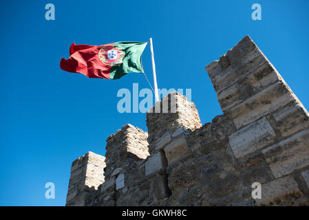 São Jorge Castle Mauern Lissabon Portugal // LISSABON, Portugal - das Schloss São Jorge (oder Castelo de São Jorge) ist eine maurische Burg. Befestigungen existieren hier seit Tausenden von Jahren, und die heutigen markanten Mauern stammen aus dem 14. Jahrhundert. Stockfoto