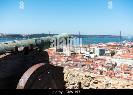 Lissabon, Portugal - ein Blick auf die Stadt Lissabon und Tejo, Blick nach Westen von den Mauern des Schlosses. Sitzt hoch auf einem Hügel mit Blick auf das Zentrum von Lissabon, São Jorge Castle (oder Castelo de São Jorge oder Saint George Castle) ist eine maurische Burg. Befestigungen gab es auf der Website für Tausende von Jahren, und das aktuelle Datum der markanten Wände bis ins 14. Jahrhundert. Stockfoto