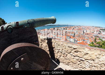 Lissabon, Portugal - ein Blick auf die Stadt Lissabon und Tejo, Blick nach Westen von den Mauern des Schlosses. Sitzt hoch auf einem Hügel mit Blick auf das Zentrum von Lissabon, São Jorge Castle (oder Castelo de São Jorge oder Saint George Castle) ist eine maurische Burg. Befestigungen gab es auf der Website für Tausende von Jahren, und das aktuelle Datum der markanten Wände bis ins 14. Jahrhundert. Stockfoto