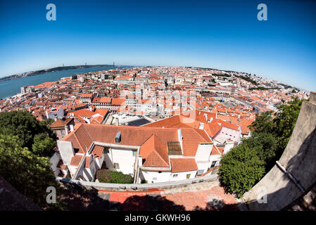 LISSABON, Portugal – Blick auf die Stadt Lissabon und den Fluss Tejo, von den Mauern des Schlosses aus nach Westen. Hoch oben auf einem Hügel mit Blick auf das Zentrum von Lissabon, ist die Burg São Jorge (oder Castelo de São Jorge oder St. George Castle) eine maurische Burg. Befestigungen existieren hier seit Tausenden von Jahren, und die heutigen markanten Mauern stammen aus dem 14. Jahrhundert. Stockfoto