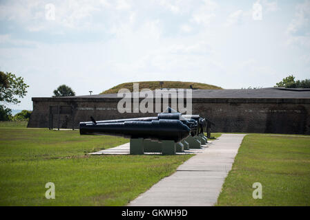 SULLIVANS ISLAND, South Carolina - Kanonen auf Batterie Jasper (1898-1943), die Hauptbatterie Endicott System auf Sullivans Island. Die Batterie wurde für Sgt. William Jasper genannt. Fort Moultrie ist Teil von Fort Sumter National Monument am Eingang zum Hafen von Charleston in South Carolina. Die Festung spielte eine entscheidende Rolle bei der Verteidigung des Hafens aus der Zeit des Unabhängigkeitskrieges durch Zweiter Weltkrieg. Während dieser Zeit es mehrere Upgrades von der ursprünglichen Palmetto Blockwände auf die neuere stark durchgemacht hat befestigte irdenen Bunker. Stockfoto