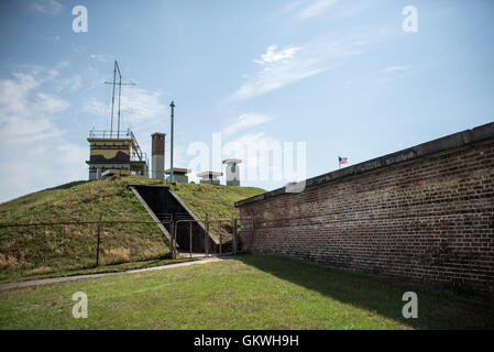 SULLIVANS ISLAND, South Carolina - Fort Moultrie ist Teil von Fort Sumter National Monument am Eingang zum Hafen von Charleston in South Carolina. Die Festung spielte eine entscheidende Rolle bei der Verteidigung des Hafens aus der Zeit des Unabhängigkeitskrieges durch Zweiter Weltkrieg. Während dieser Zeit es mehrere Upgrades von der ursprünglichen Palmetto Blockwände auf die neuere stark durchgemacht hat befestigte irdenen Bunker. Stockfoto