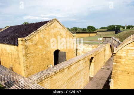 SULLIVANS ISLAND, South Carolina - Fort Moultrie ist Teil von Fort Sumter National Monument am Eingang zum Hafen von Charleston in South Carolina. Die Festung spielte eine entscheidende Rolle bei der Verteidigung des Hafens aus der Zeit des Unabhängigkeitskrieges durch Zweiter Weltkrieg. Während dieser Zeit es mehrere Upgrades von der ursprünglichen Palmetto Blockwände auf die neuere stark durchgemacht hat befestigte irdenen Bunker. Stockfoto