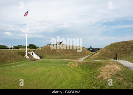 SULLIVANS ISLAND, South Carolina - Fort Moultrie ist Teil von Fort Sumter National Monument am Eingang zum Hafen von Charleston in South Carolina. Die Festung spielte eine entscheidende Rolle bei der Verteidigung des Hafens aus der Zeit des Unabhängigkeitskrieges durch Zweiter Weltkrieg. Während dieser Zeit es mehrere Upgrades von der ursprünglichen Palmetto Blockwände auf die neuere stark durchgemacht hat befestigte irdenen Bunker. Stockfoto