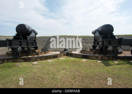 SULLIVANS ISLAND, South Carolina - 15-Zoll-Rodman langläufige Kanonen während des Zeitraums 1873-1898 verwendet. Fort Moultrie ist Teil von Fort Sumter National Monument am Eingang zum Hafen von Charleston in South Carolina. Die Festung spielte eine entscheidende Rolle bei der Verteidigung des Hafens aus der Zeit des Unabhängigkeitskrieges durch Zweiter Weltkrieg. Während dieser Zeit es mehrere Upgrades von der ursprünglichen Palmetto Blockwände auf die neuere stark durchgemacht hat befestigte irdenen Bunker. Stockfoto