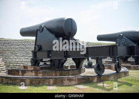 SULLIVANS ISLAND, South Carolina - 15-Zoll-Rodman langläufige Kanonen während des Zeitraums 1873-1898 verwendet. Fort Moultrie ist Teil von Fort Sumter National Monument am Eingang zum Hafen von Charleston in South Carolina. Die Festung spielte eine entscheidende Rolle bei der Verteidigung des Hafens aus der Zeit des Unabhängigkeitskrieges durch Zweiter Weltkrieg. Während dieser Zeit es mehrere Upgrades von der ursprünglichen Palmetto Blockwände auf die neuere stark durchgemacht hat befestigte irdenen Bunker. Stockfoto