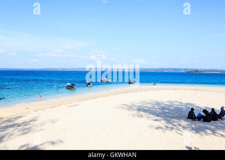 Boote am Strand auf der Insel Changuu vor der Küste Sansibars verankert Stockfoto