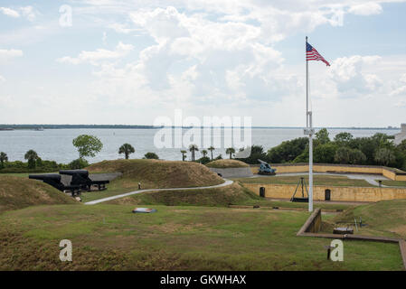 SULLIVANS ISLAND, South Carolina - der Blick über den Eingang zum Hafen von Charleston aus der Hafen Eingang Kontrolle Post/Hafen Defense Command Post operative 1944 / 45. Von dieser getarnten konkrete Beobachtungsposten gehalten Army und Navy Personal rund um die Uhr Mahnwache um Charleston Harbor zu schützen. Fort Moultrie ist Teil von Fort Sumter National Monument am Eingang zum Hafen von Charleston in South Carolina. Die Festung spielte eine entscheidende Rolle bei der Verteidigung des Hafens aus der Zeit des Unabhängigkeitskrieges durch Zweiter Weltkrieg. Während dieser Zeit durchlief er mehrere Upgrades, fr Stockfoto