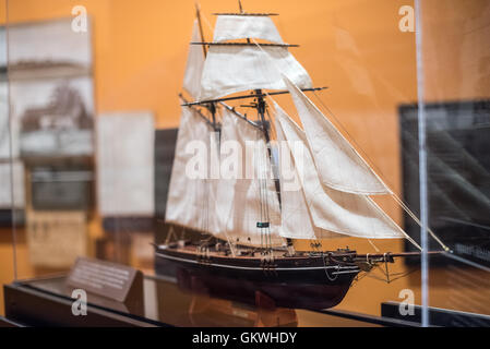 SULLIVAN's ISLAND, South Carolina, USA – die Ausstellung „African Passages“ im Fort Moultrie's Visitor Center auf Sullivan's Island, South Carolina, erzählt die Geschichte des Sklavenhandels durch Charleston. Diese permanente Installation ist Teil des Fort Sumter und des Fort Moultrie National Historical Park und informiert Besucher über die Rolle der Insel als Quarantänestation für versklavte Afrikaner und die Auswirkungen der Sklaverei auf die amerikanische Geschichte. Stockfoto