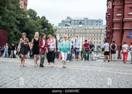 Gruppe von Touristen auf dem Roten Platz in Moskau Stockfoto