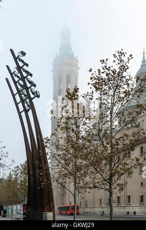 Lichter und Laternen Beleuchtung der Basilika-Kathedrale unserer lieben Frau von der Säule von Zaragoza, Aragon, Spanien Stockfoto