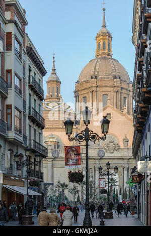 Wichtigsten Fußgängerzone Einkaufs Straße Alfonso I, Kirchenkuppeln im Hintergrund, Zaragoza, Aragon, Spanien Stockfoto