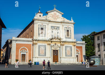 Menschen zu Fuß vor der Hauptfassade der Chiesa di Santo Stefano dei Cavalieri Kirche in Piazza dei Cavalieri. Pisa. Stockfoto