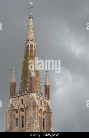 Turm der Onze-Lieve-Vrouw Kathedrale in Brügge. Stockfoto