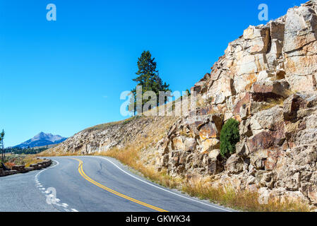 Straße, die durch den Yellowstone National Park Stockfoto