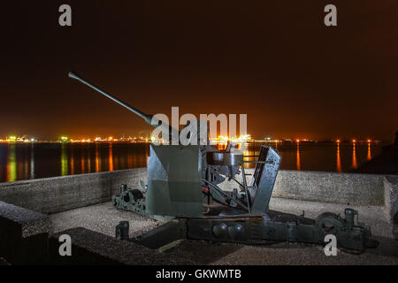 Die Bofor WW 2 Anti-Aircraft Waffe auf Hamble gemeinsamen Blick auf Southampton Water in der Nacht. Stockfoto