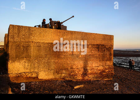 Die Bofor WW 2 Anti-Aircraft Waffe auf Hamble gemeinsamen über aussehende Southampton Water. Stockfoto