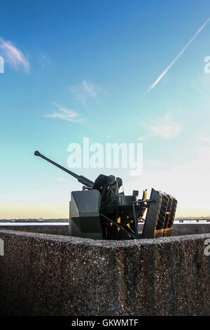 Die Bofor WW 2 Anti-Aircraft Waffe auf Hamble gemeinsamen über aussehende Southampton Water. Stockfoto