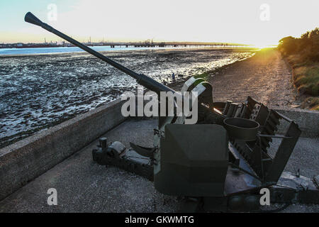 Die Bofor WW 2 Anti-Aircraft Waffe auf Hamble gemeinsamen über aussehende Southampton Water. Stockfoto