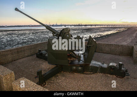 Die Bofor WW 2 Anti-Aircraft Waffe auf Hamble gemeinsamen über aussehende Southampton Water. Stockfoto