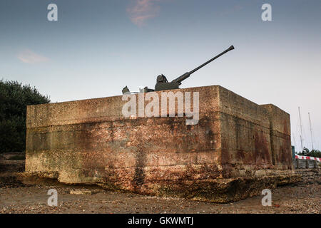 Die Bofor WW 2 Anti-Aircraft Waffe auf Hamble gemeinsamen über aussehende Southampton Water. Stockfoto