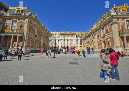 VERSAILLES, Frankreich - 19. April 2015: Touristen warten auf den Palast von Versailles, Frankreich zu betreten Stockfoto