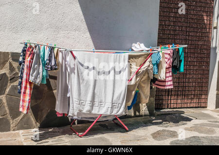 Wäsche trocknen in Capileira, Spanien, ein "weißes Dorf." Capileira ist die höchste und die meisten nördlichste der drei Dörfer in der Nähe. Stockfoto