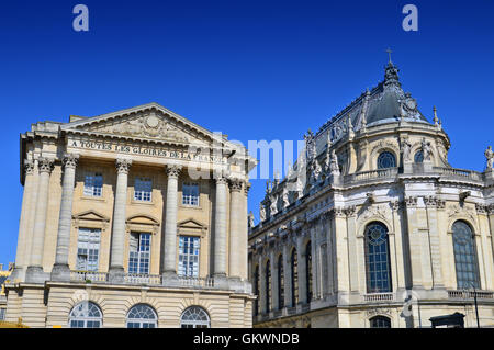 VERSAILLES, Frankreich - 19. April 2015: Verzierte Gebäude der königlichen Kapelle vor den Palast von Versailles, Frankreich Stockfoto