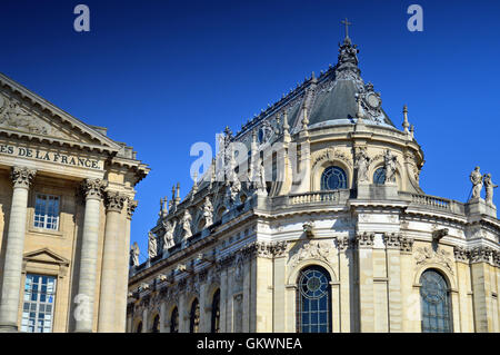 VERSAILLES, Frankreich - 19. April 2015: Verzierte Gebäude der königlichen Kapelle vor den Palast von Versailles, Frankreich Stockfoto