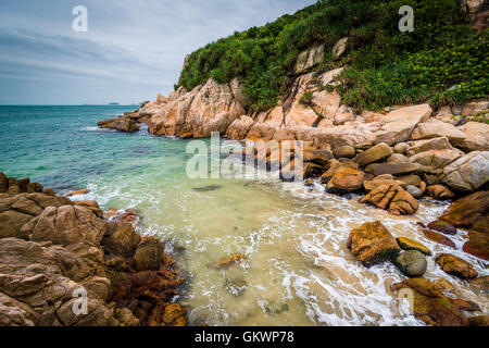 Felsenküste am Shek O Beach auf Hong Kong Island, Hongkong. Stockfoto