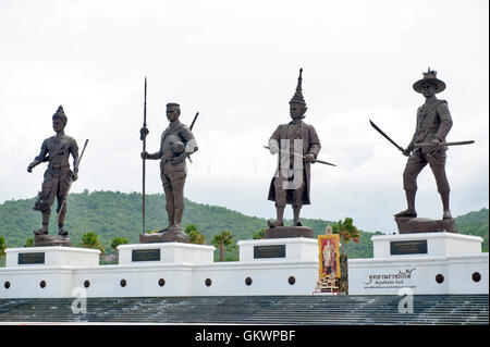 Hua Hin, Thailand - 2. Juli 2016: Statuen der thailändischen Könige befindet sich in Rajabhakti (Ratchapak) Park zum Gedenken an den ehemaligen sieben Stockfoto