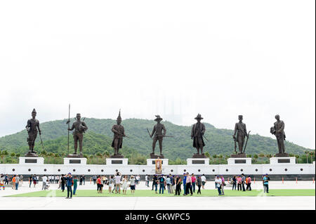 Hua Hin, Thailand - 2. Juli 2016: Statuen der sieben Könige von Thailand befindet sich im Rajabhakti (Ratchapak) Park zum Gedenken an die Stockfoto