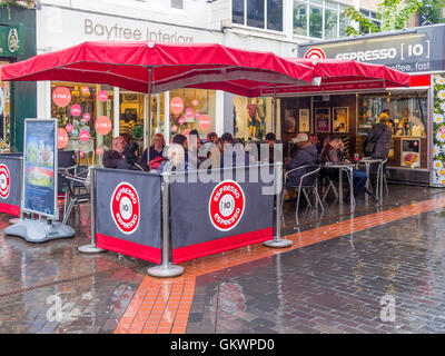 10 Espresso-Kaffee-Bar, ein sehr beliebtes Café in der Innenstadt, shopping-district in der Regen in Middlesbrough Cleveland England UK Stockfoto