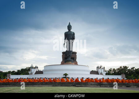 Nakhon Pathom, Thailand - 4. August 2016: Buddhistische Mönche beten vor zu Fuß Buddha-Statue in der Buddhamonthon Stockfoto