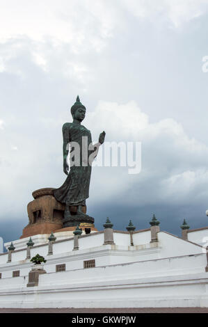 Buddha-Statue in unmittelbarer Haltung bei Buddhamonthon (Phutthamonthon), buddhistische Park in Nakhon Pathom, Thailand. Stockfoto