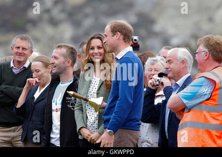 Herzog und Herzogin von Cambridge zu Beginn von Anglesey Ultra Marathon, Stockfoto