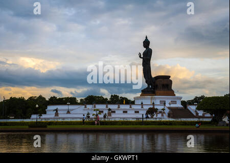 Sonnenuntergang über zu Fuß Buddha-Statue in der Buddhamonthon (Phutthamonthon), buddhistische Park in Nakhon Pathom, Thailand Stockfoto