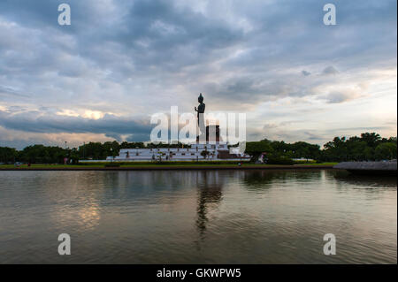 Wanderbares Buddha-Statue im Buddhamonthon (Phutthamonthon), buddhistische Park in Nakhon Pathom, Thailand, Twilight moment Stockfoto