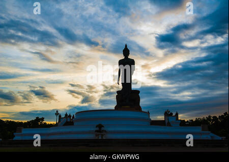 Sonnenuntergang über zu Fuß Buddha-Statue in der Buddhamonthon (Phutthamonthon), buddhistische Park in Nakhon Pathom, Thailand Stockfoto