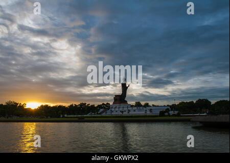 Wanderbares Buddha-Statue im Buddhamonthon (Phutthamonthon), buddhistische Park in Nakhon Pathom, Thailand, Twilight moment Stockfoto